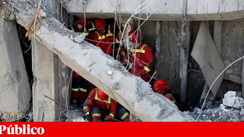 Bombeiros iranianos num edifício residencial de Teerão atacado no dia 28 de Fevereiro, o primeiro dia da guerra