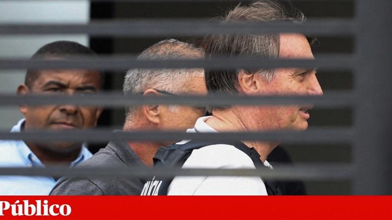 Bolsonaro a chegar ao condomínio onde ficará em prisão domiciliária por motivos de saúde, a 27 de Março de 2026