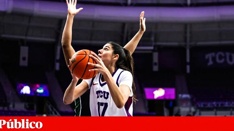 Clara Silva com o n.º 17 das TCU Horned Frogs