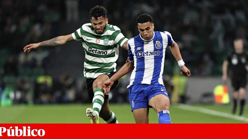 Luis Suárez num lance com Alberto Costa durante o Sporting-FC Porto