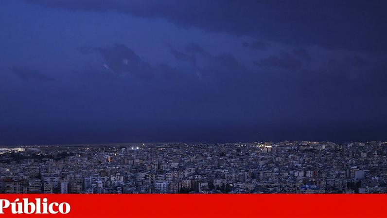 O rastilho de um ataque iraniano sobrevoa Jerusalém