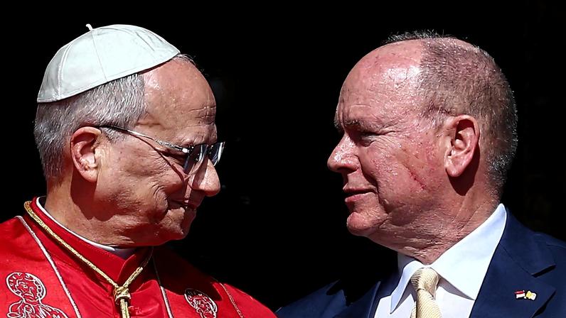 Leão XIV com o príncipe Alberto do Mónaco, que está entre os monarcas mais ricos do mundo