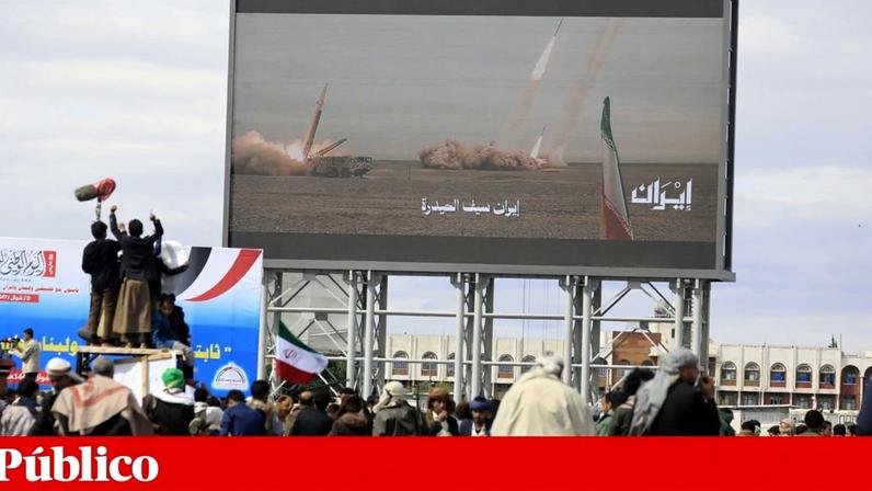 Muitos militantes houthis participaram na sexta-feira, em Sana, num comício de apoio ao Irão