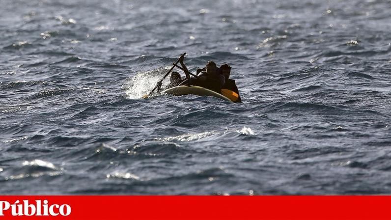 Imigrantes paquistaneses remam no seu bote sem motor, à deriva, entre a Grécia e a Turquia, na madrugada de 30 de Maio de 2015. Dez anos depois, há quem continue a lançar-se ao Mediterrâneo num bote de borracha