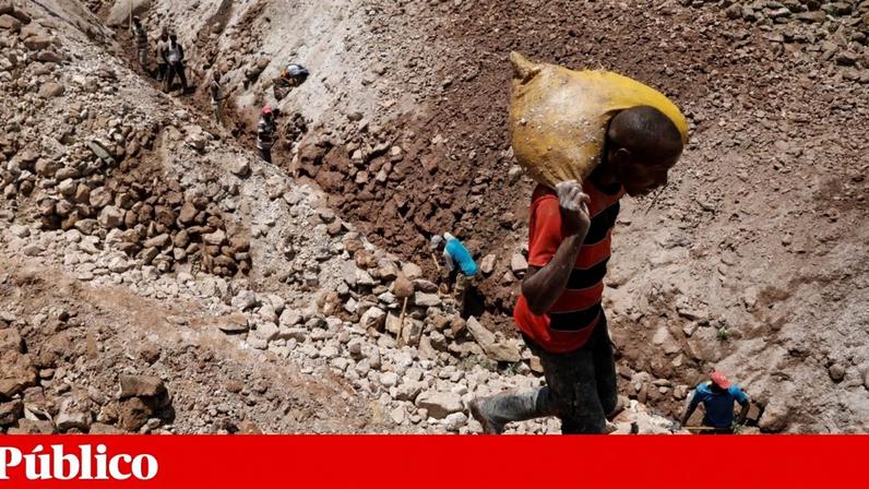 Homem trabalha numa mina perto de Rubaya, no leste da República Democrática do Congo