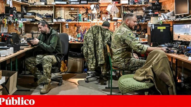 Militares ucranianos numa oficina de drones