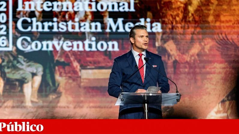 O secretário da Defesa, Pete Hegseth, discursando na Convenção International dos Media Cristãos, em Fevereiro, em Nashville, no Tennessee