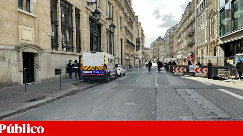 Aparato policial junto aos escritórios do Bank of America, na capital francesa, no sábado