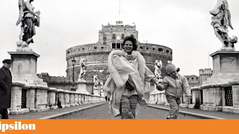 Claudia Cardinale com a filha em 1985, na ponte de Castel Sant Angelo, em Roma. Claudia Squitieri vem a Lisboa apresentar o ciclo de homenagem à mãe