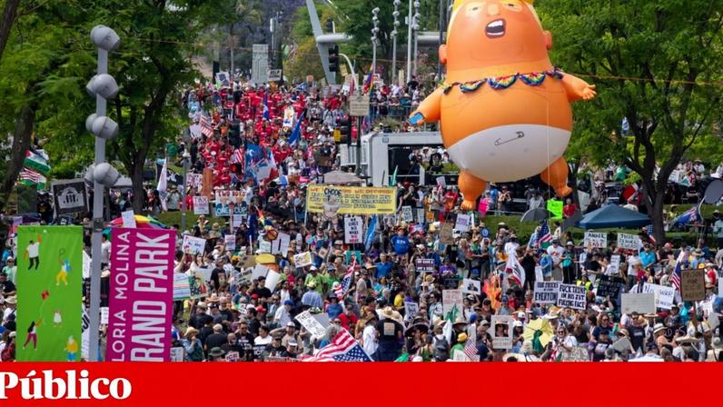 Manifestação em Los Angeles, onde se viu o conhecido balão de Donald Trump bebé
