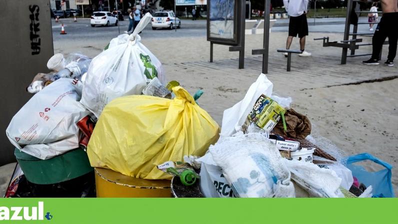 Lixo no no passeio junto à praia de Matosinhos