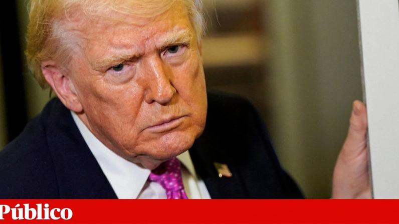Donald Trump a falar com jornalistas a bordo do Air Force One, a 29 de Março de 2026