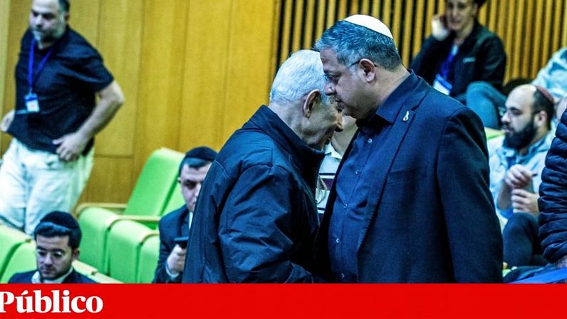 Netanyahu e Ben-Gvir cumprimentam-se no Knesset, o Parlamento de Israel