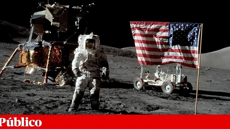 Na última vez que pisámos a Lua, Harrison Schmitt posa em frente ao módulo lunar e ao veículo para percorrer o solo, ladeados pela bandeira norte-americana