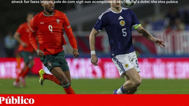 Chermiti luta pela bola com Luke Graham, durante o Portugal-Escócia, no Estoril