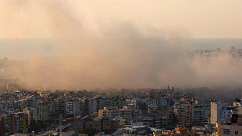 Coluna de fumo após ataque israelita nos arredores de Beirute