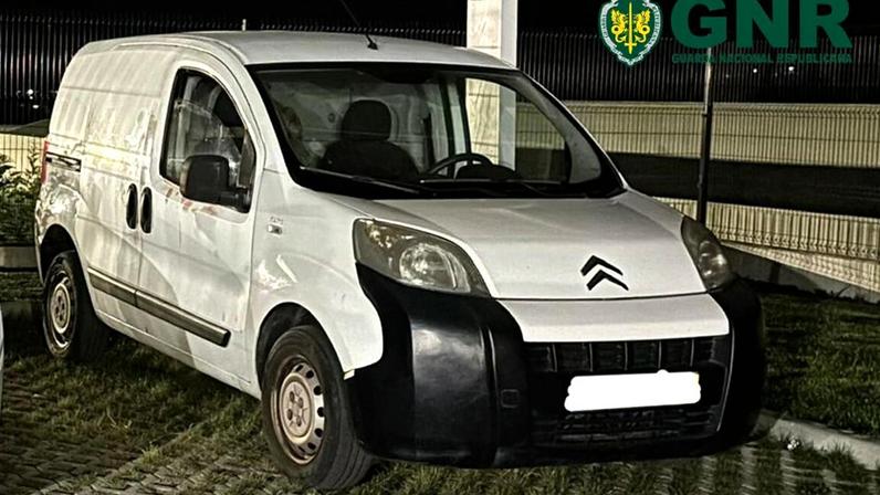 Homem detido em flagrante por furto de viatura e 150 litros de combustível