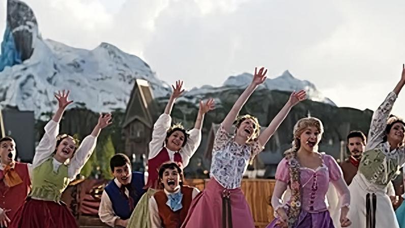 Bailarinos actuam na abertura do Disney Adventure World e do Snow Queen World na Disneyland Paris, em Marne-la-Vallée, a 28 de março de 2026.