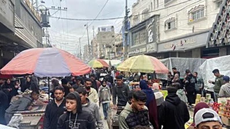 Palestinianos a fazer compras na Faixa de Gaza