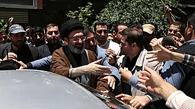 Mojtaba, filho do Ayatollah Ali Khamenei do Irão, cumprimenta os seus amigos enquanto participa num comício em Teerão, 8 de junho de 2026