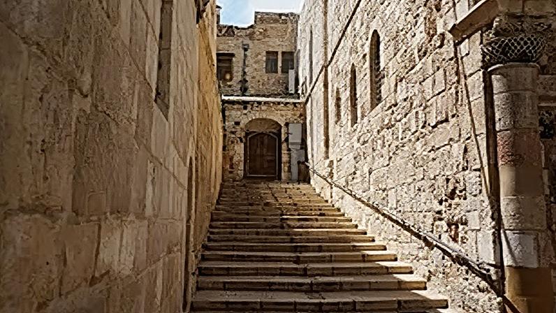 Entrada da Basílica do Santo Sepulcro em Jerusalém