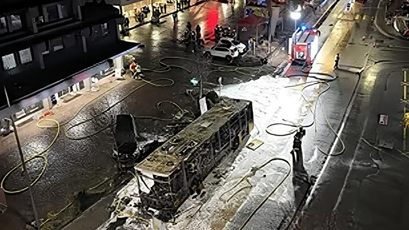 Incêndio em imóvel causa danos; bombeiros controlam o fogo