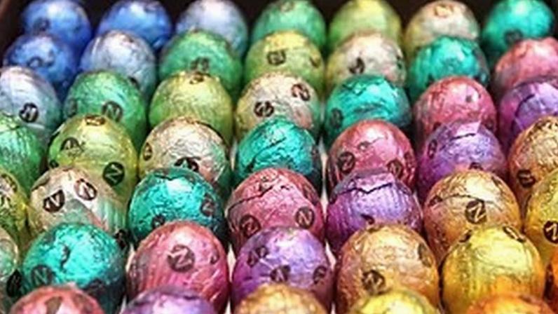 Uma seleção de ovos de chocolate de vários sabores é exposta para a Páscoa numa chocolataria no centro de Bruxelas, sexta-feira, 6 de abril de 2012.