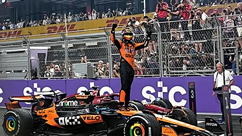 Oscar Piastri, piloto da McLaren, celebra a vitória no Grande Prémio da Arábia Saudita de F1 de 2025