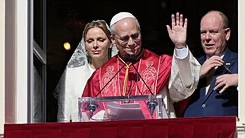 O Papa Leão XIV, a Princesa Charlene e o Príncipe Alberto II do Mónaco aparecem no balcão da Galeria de Hércules no Palácio do Príncipe, no Mónaco, sábado, 28 de março de 2026