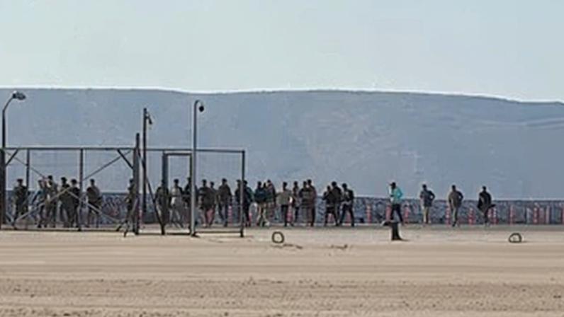 Migrantes resgatados a sul de Creta. Os migrantes irregulares salvos no mar são frequentemente rejeitados pelos países da UE