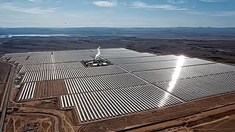 FOTO DE ARQUIVO - Vista aérea de uma central solar em Ouarzazate, no centro de Marrocos, em 4 de fevereiro de 2016.