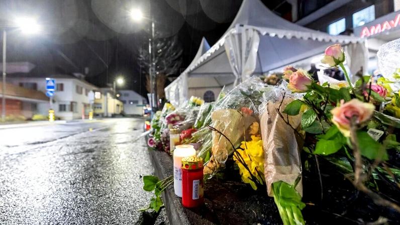 Várias pessoas prestaram homenagem às vítimas na quarta-feira à noite, no local do acidente