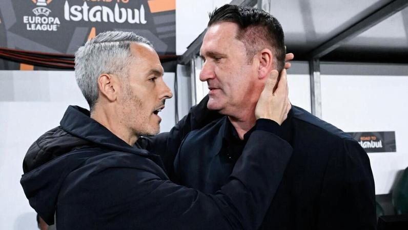 Treinadores cumprimentaram-se antes do jogo