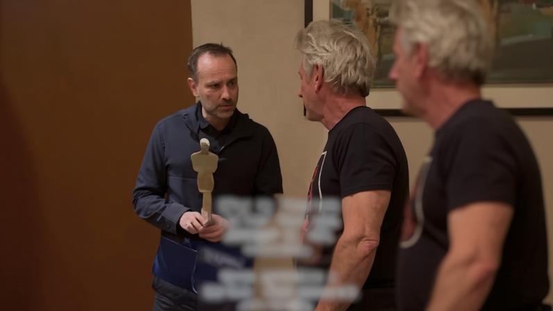 Sean Penn recebe Óscar feito de carruagem destruída pelos russos