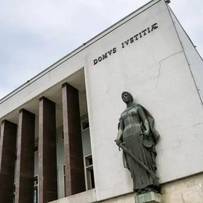 Julgamento de menor de 14 anos que matou a mãe a tiro em 60 segundos