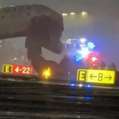 Colisão entre avião e carro dos bombeiros mata piloto e copiloto