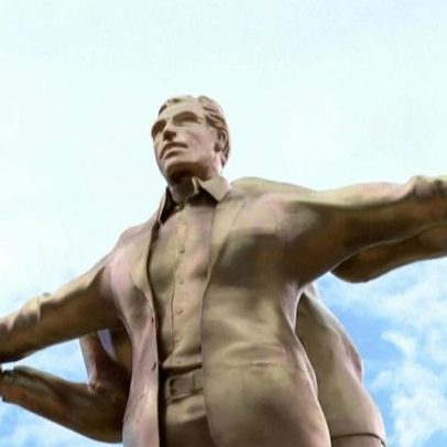 Estátua com Trump e Epstein em pose Titanic desperta controvérsia