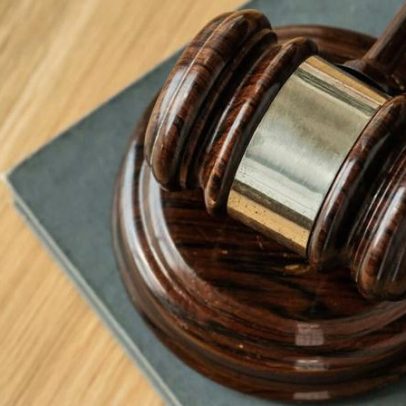 Três médicos condenados pela morte de mulher após recusa de aborto na Polónia