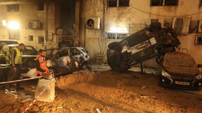 Destruição após ataque em Holon, Israel