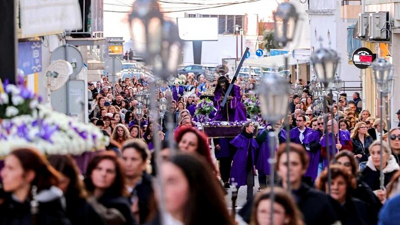 Carro invade procissão do Senhor dos Passos e causa pânico na Nazaré