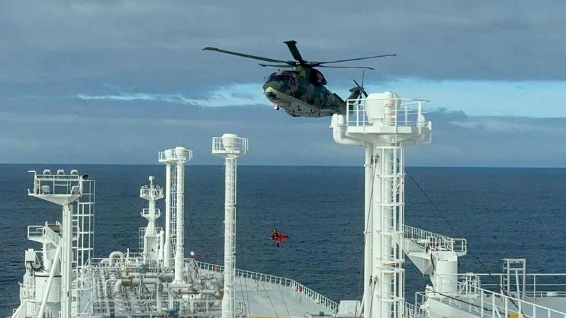Marinha coordena resgate de homem a bordo de navio-tanque próximo aos Açores