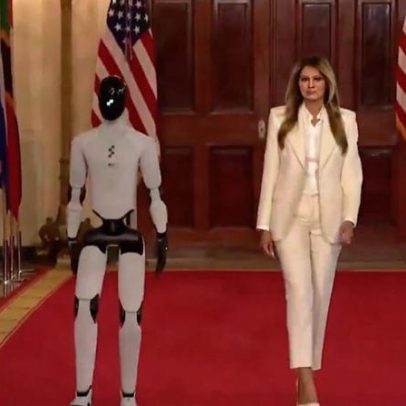 Melania Trump desfila com robô humanoide na chegada a evento na Casa Branca