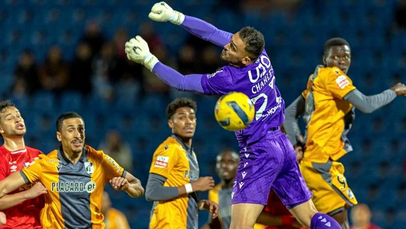 Charles não consegue defender remate dos açorianos