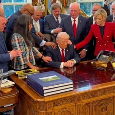 Trump rodeia-se de líderes religiosos que rezam por ele na Sala Oval