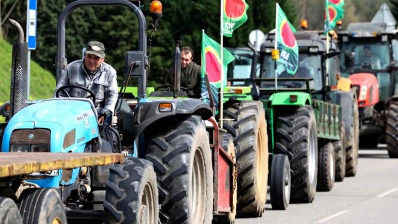 Vários tratores em protesto entre Ovar e Aveiro