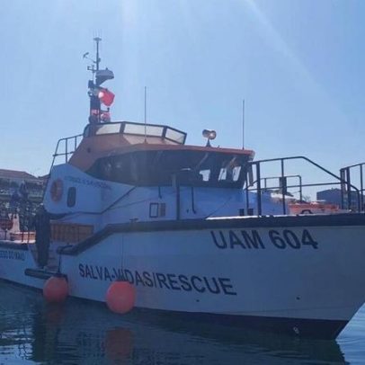Oito pescadores resgatados após naufrágio na Póvoa