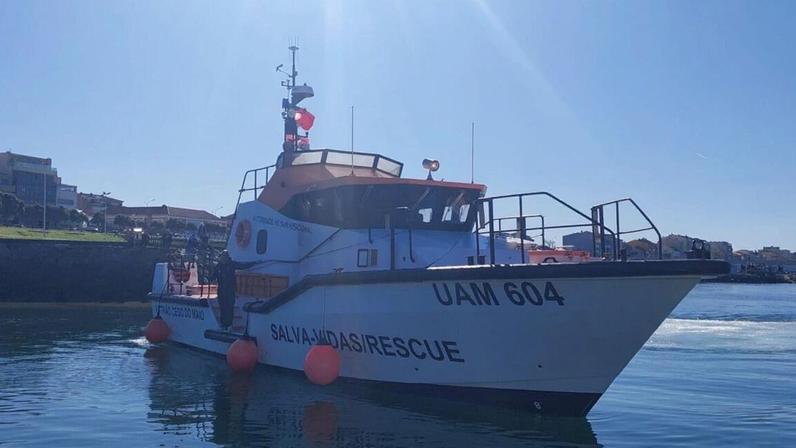 Oito pescadores resgatados após naufrágio na Póvoa