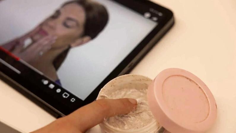 Marce é suspeita de promover o uso precoce de cremes antienvelhecimento