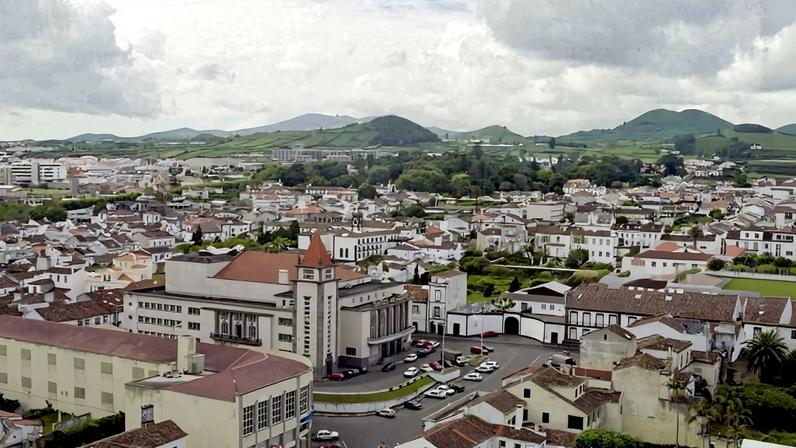 Teatro Micaelense com orçamento “insuficiente” aos 75 anos - administração
