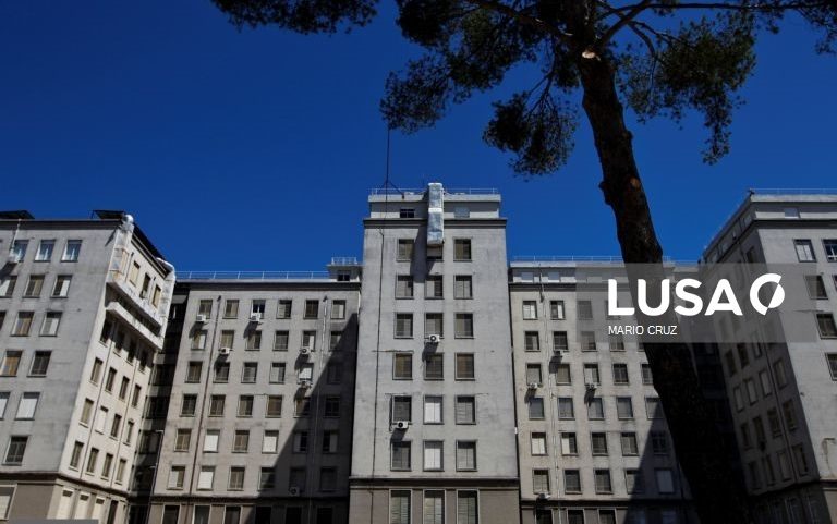 Hospital de Santa Maria averigua se há situtações menos regulares após buscas da PJ